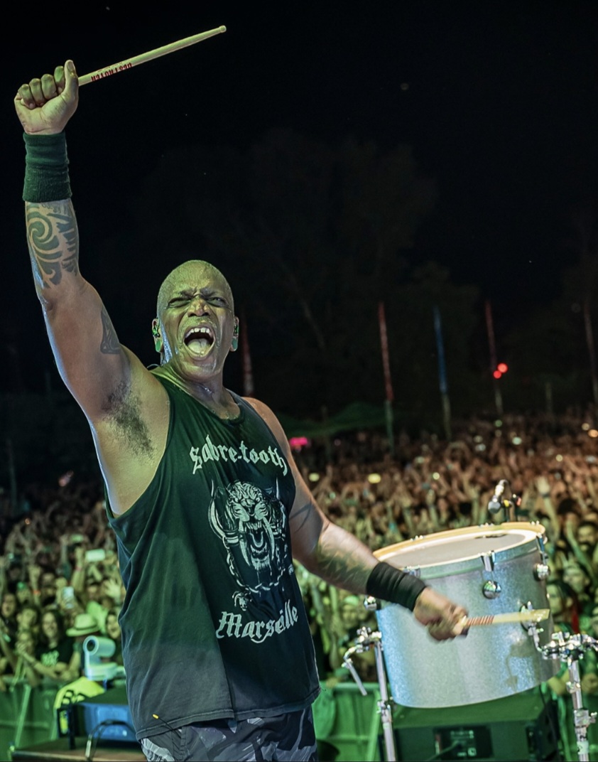 Derrick Green con tambor en vivo